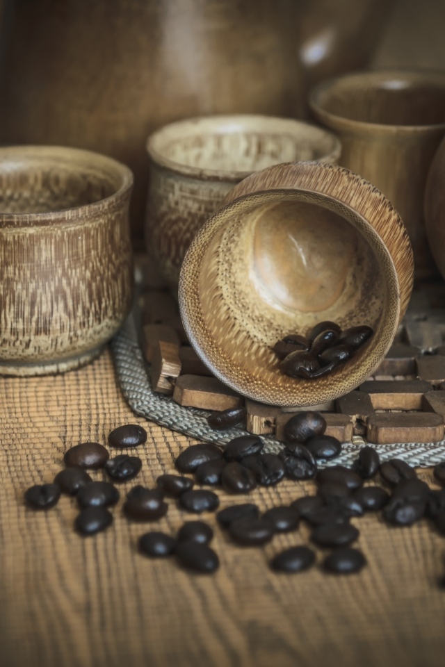 Кофейные зерна с посудой на столе