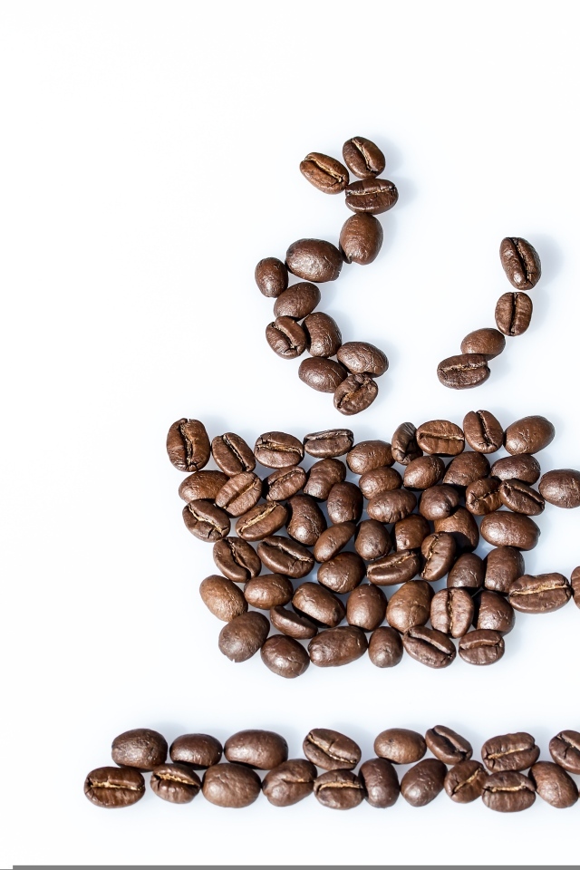 Чашка из кофейных зерен на белом столе