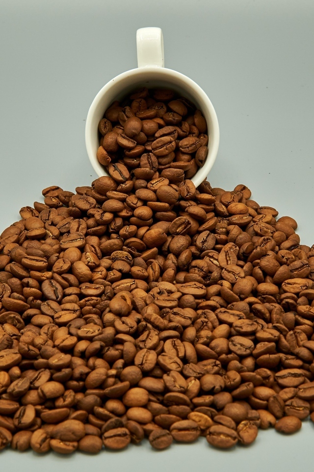 Чашка с горкой кофейных зерен