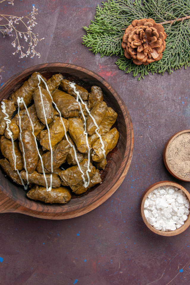 Долма на столе со специями