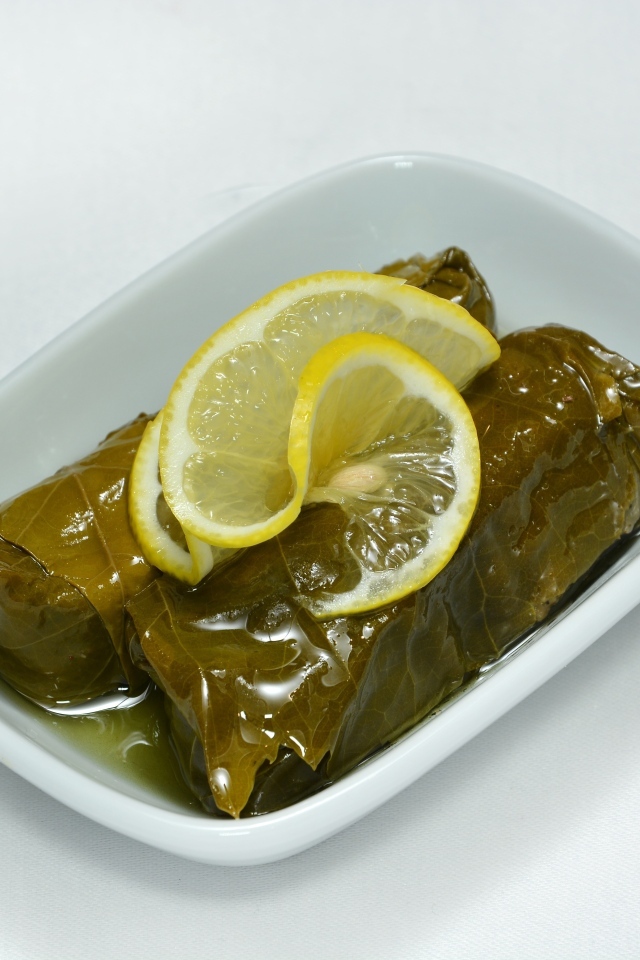Долма с лимоном в тарелке