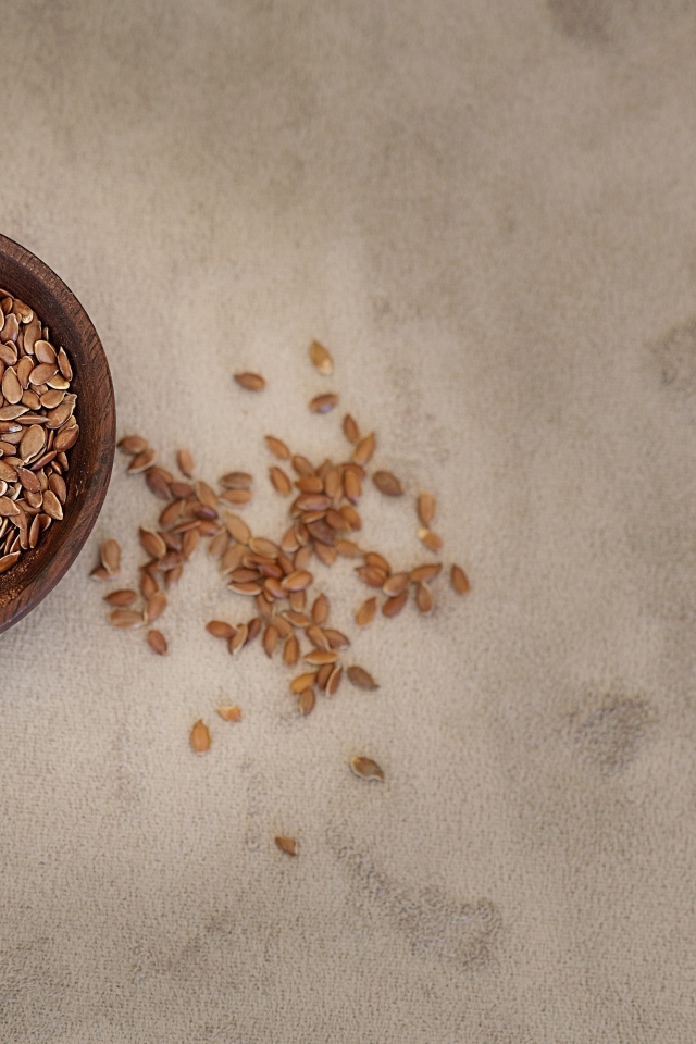 Семя льна на столе