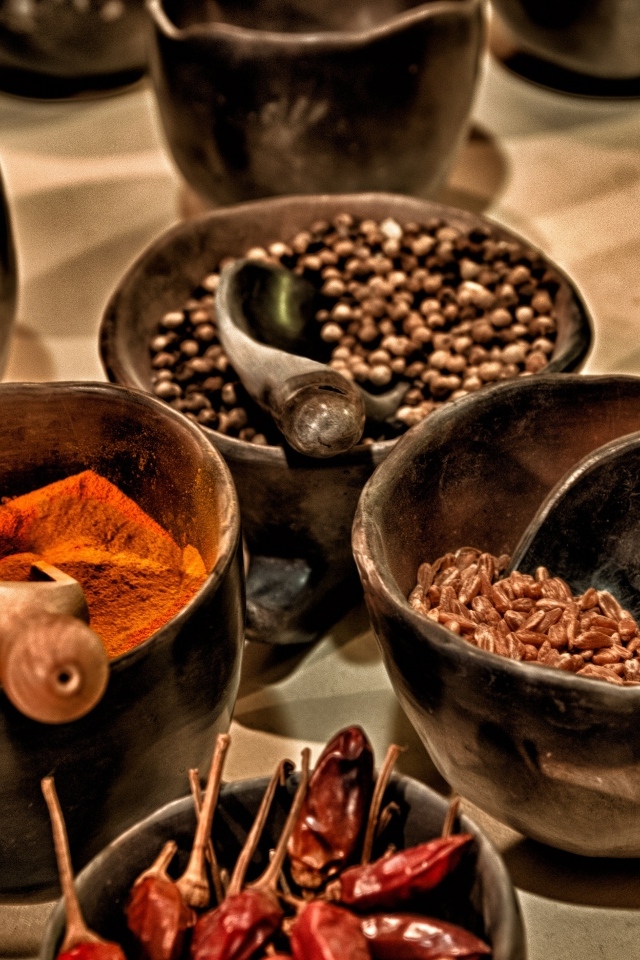 Ароматные острые специи на столе