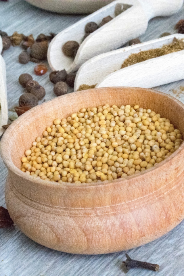 Ароматные специи на сером столе