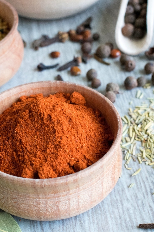 Ароматная куркума на столе со специями