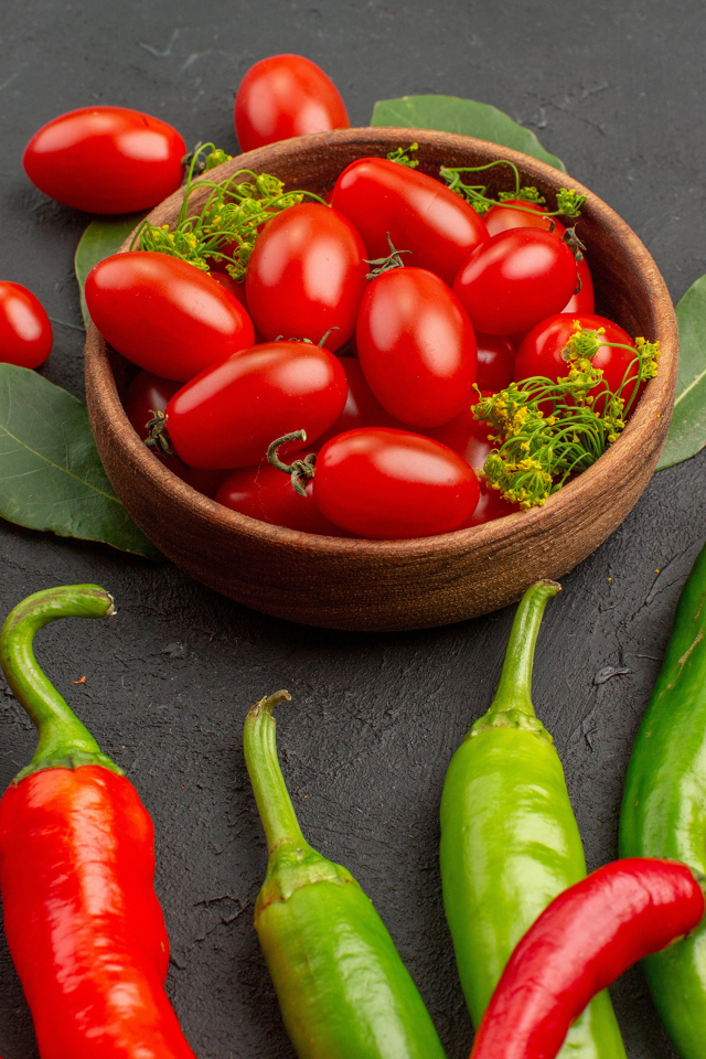 Свежие помидоры на столе с острым перцем