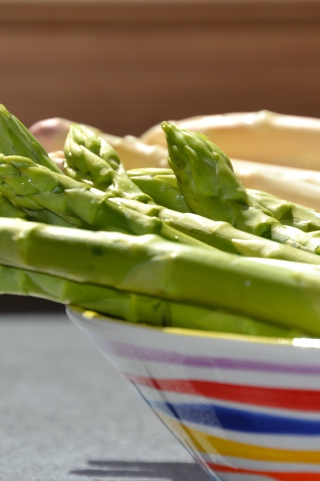 Зеленая спаржа в тарелке на столе