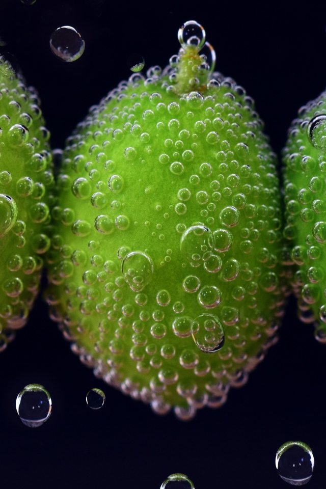 Зеленые оливки в пузырях в воде