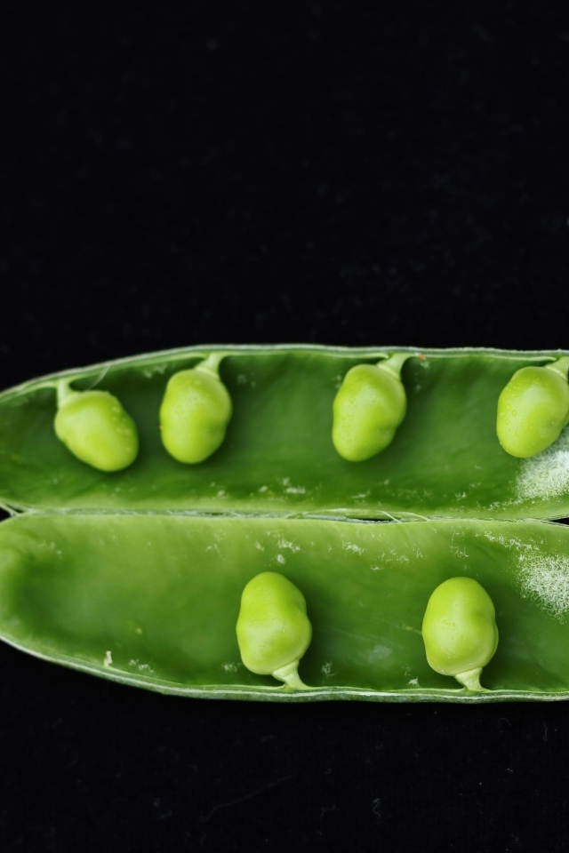 Зеленый горох на черном фоне