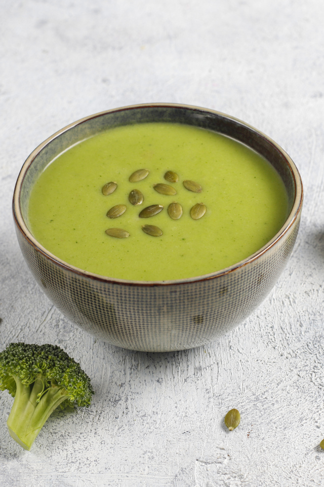 Зеленый суп с семечками и брокколи