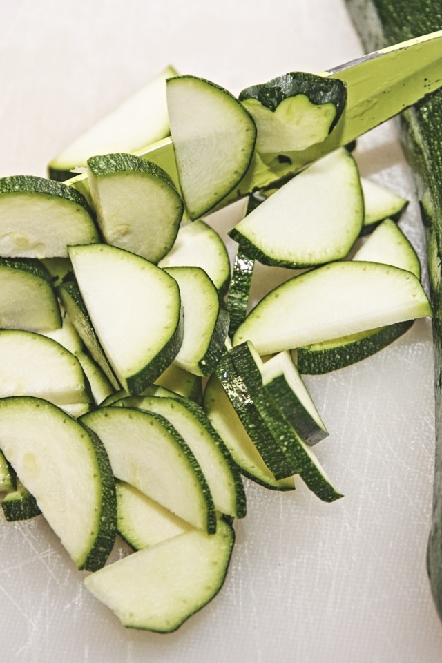 Зеленый кабачок цуккини нарезан на столе