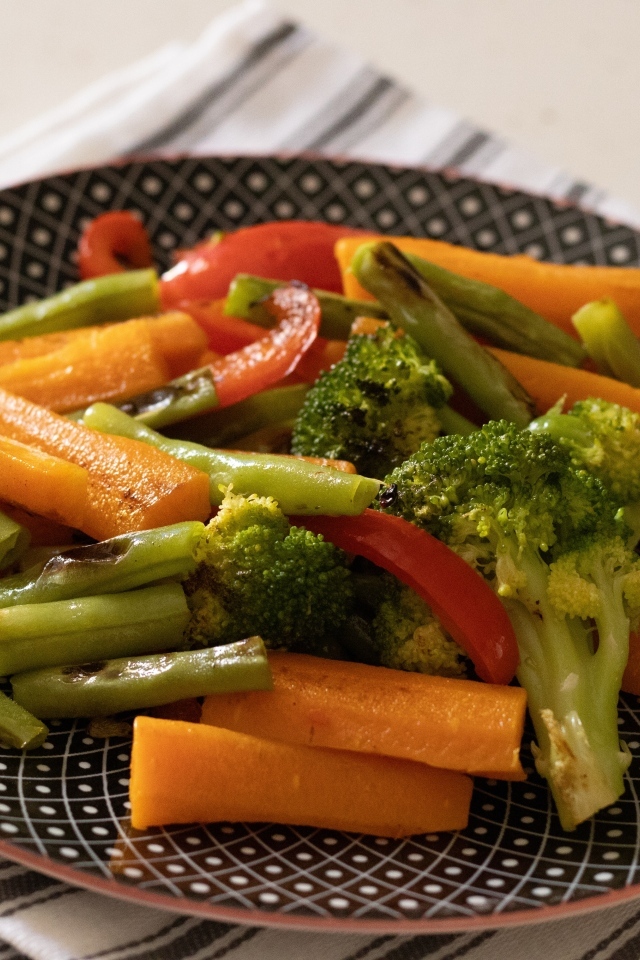 Овощи приготовленные на гриле на тарелке