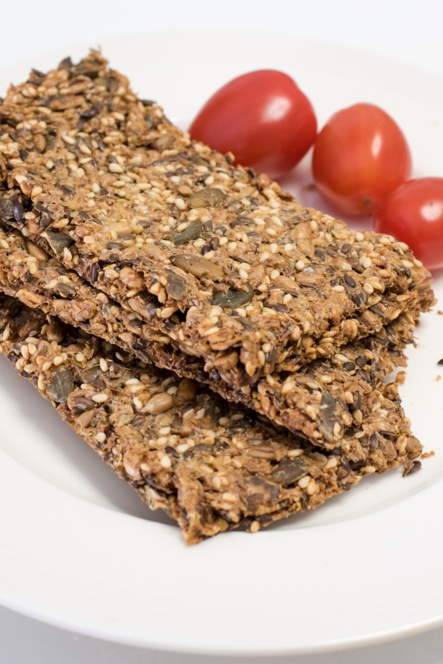 Полезны злаковые хлебцы на тарелке с помидорами