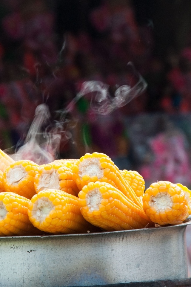 Горячая вареная кукуруза