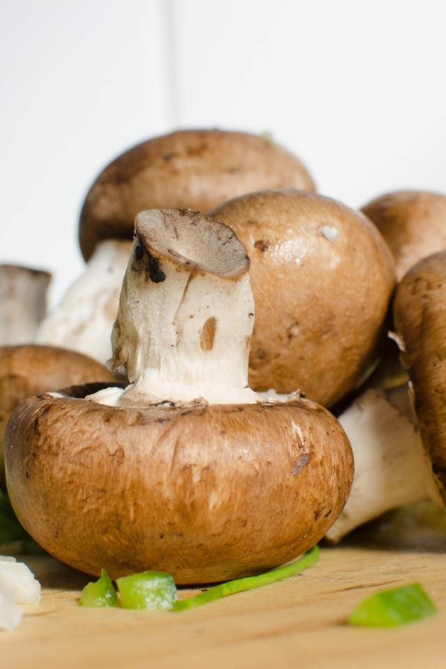 Большие свежие шампиньоны на столе