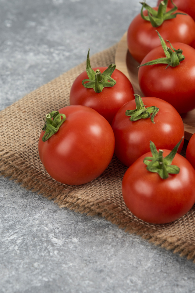 Большие круглые красные помидоры