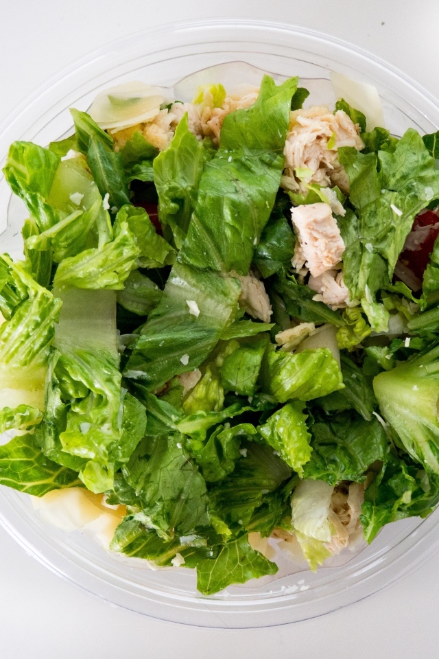 Лиственный салат с курицей в тарелке