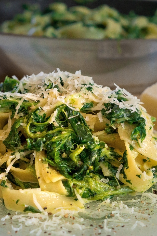 Макароны с тертым сыром и шпинатом