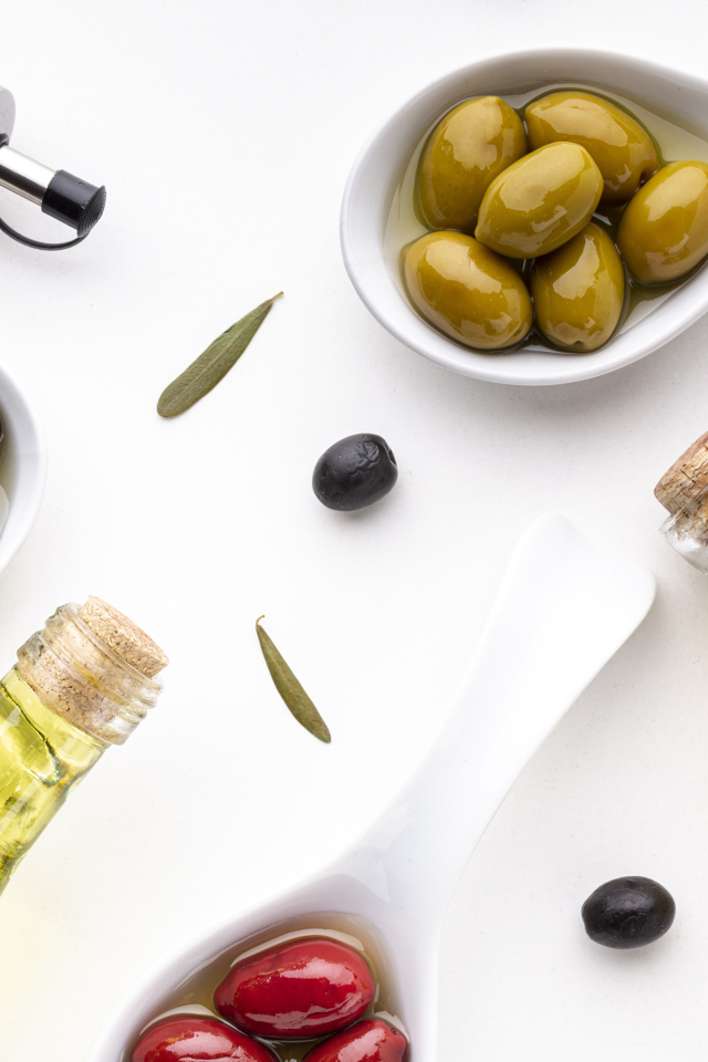 Масло с оливками на столе