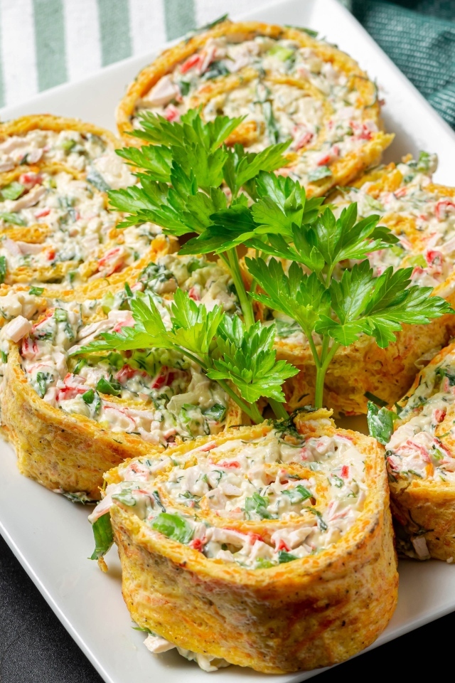 Рулет с омлета с начинкой на тарелке