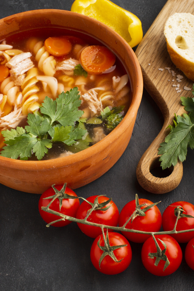 Макароны в тарелке на столе с овощами и специями