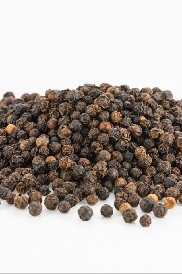 Перец горошком на столе крупным планом