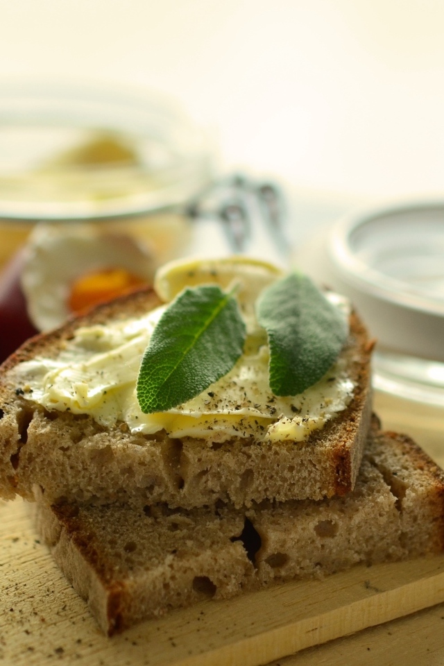 Кусочки хлеба с маслом на столе