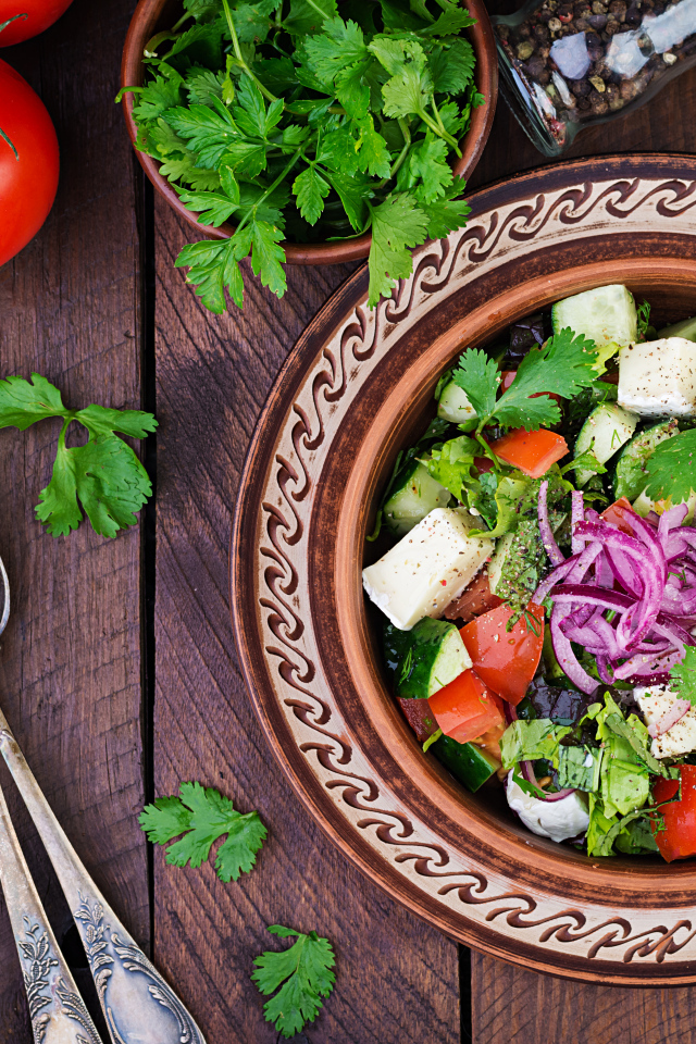 Тарелка вегетарианского салата в тарелке на столе