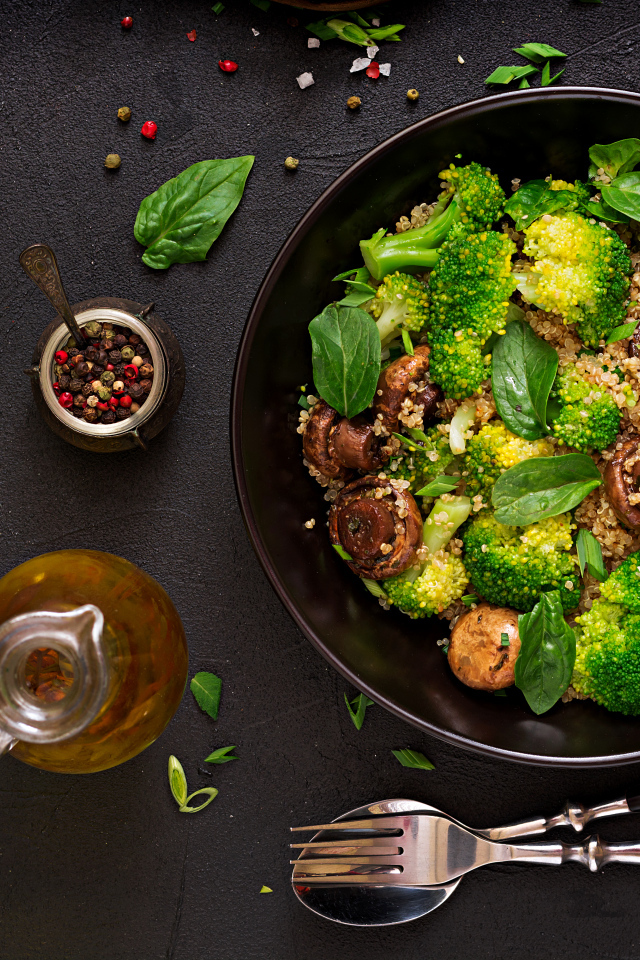 Каша с овощами и грибами в сковороде на столе