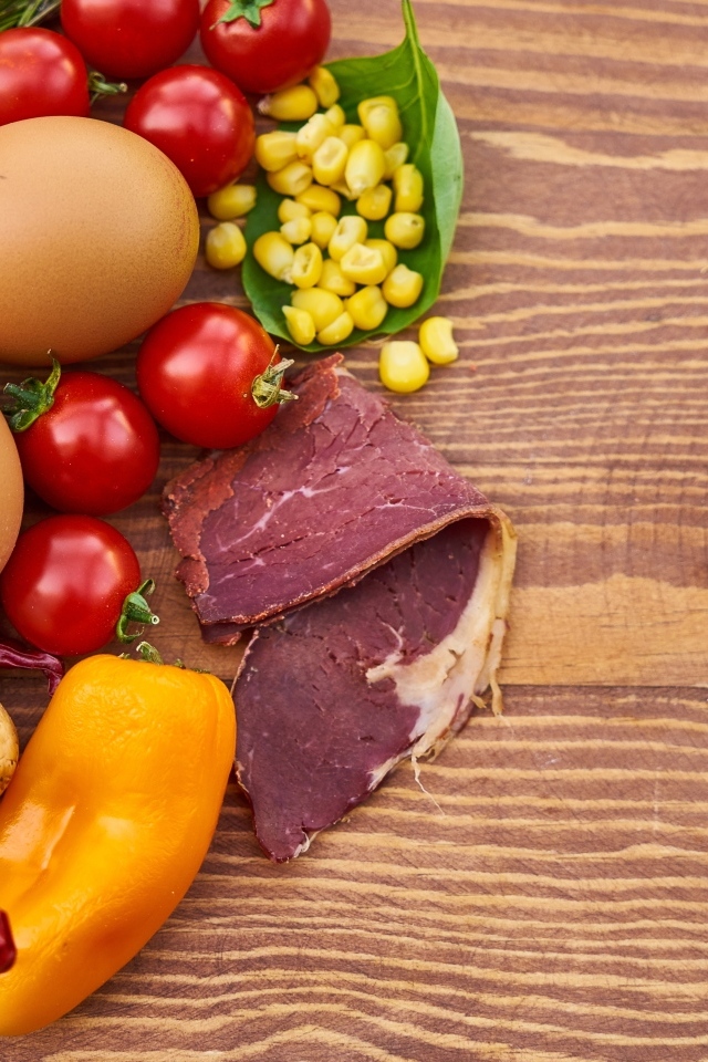 Продукты на деревянном столе с полотенцем