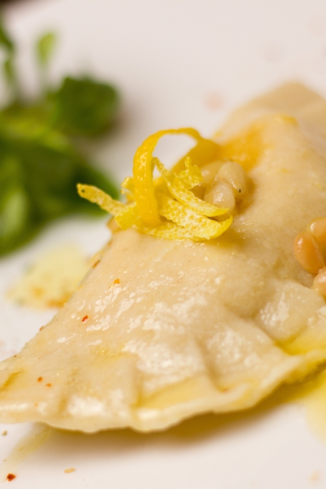 Равиоли на тарелке с зеленью