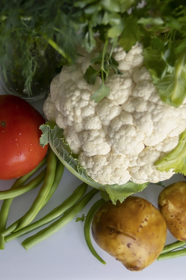 Сырые полезные овощи на сером столе