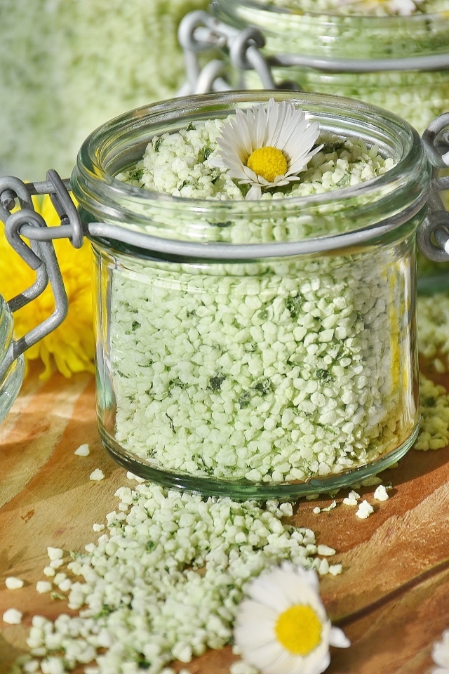 Соль в банке с цветами ромашки