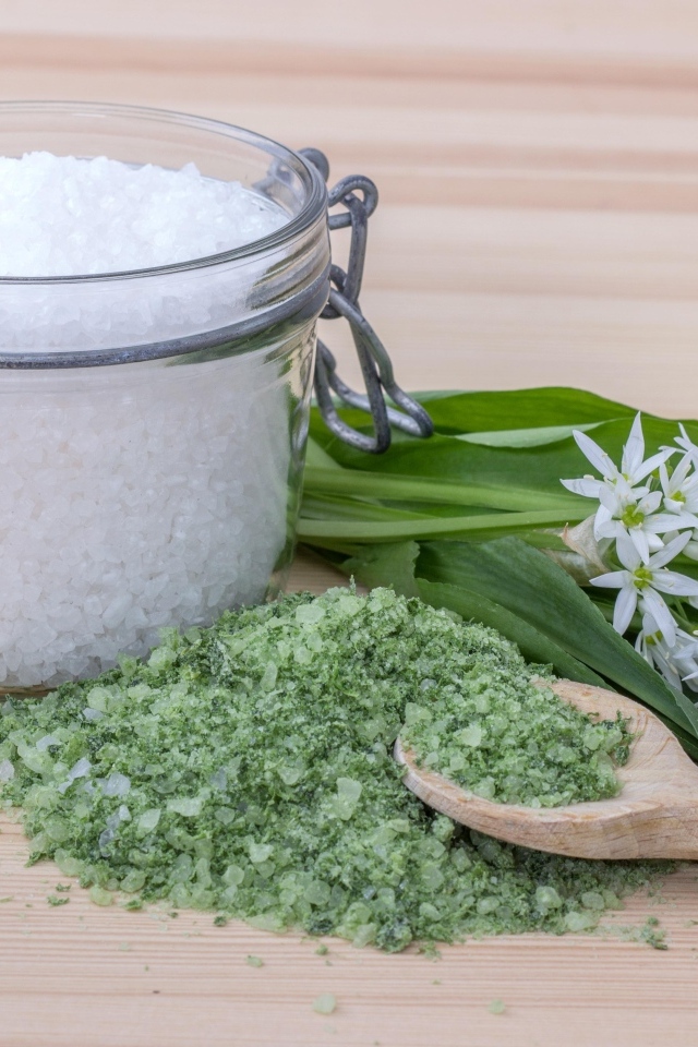 Соль с черемшой на деревянном столе