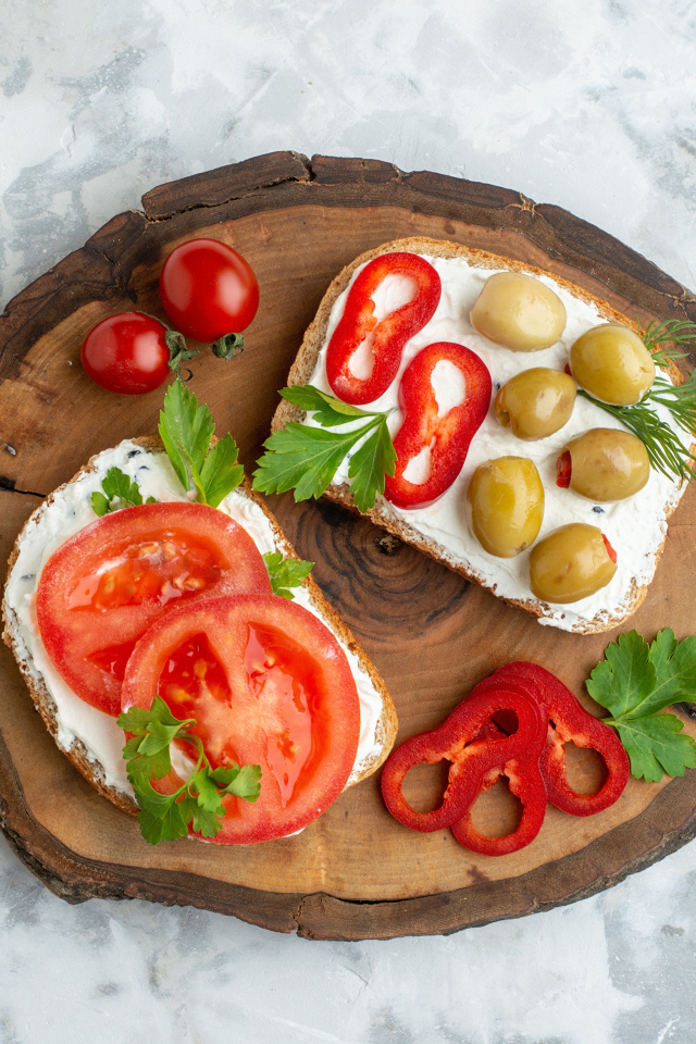 Бутерброды с сыром, оливками и кусочками помидора