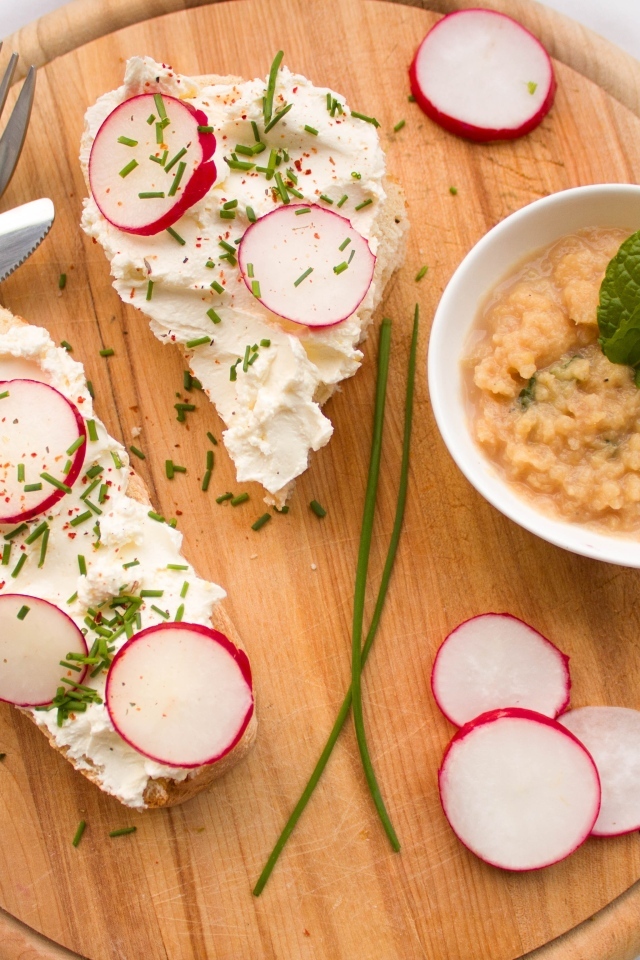 Бутерброды с сыром и редисом