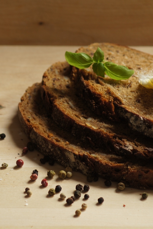 Нарезанный хлеб с маслом и перцем на столе