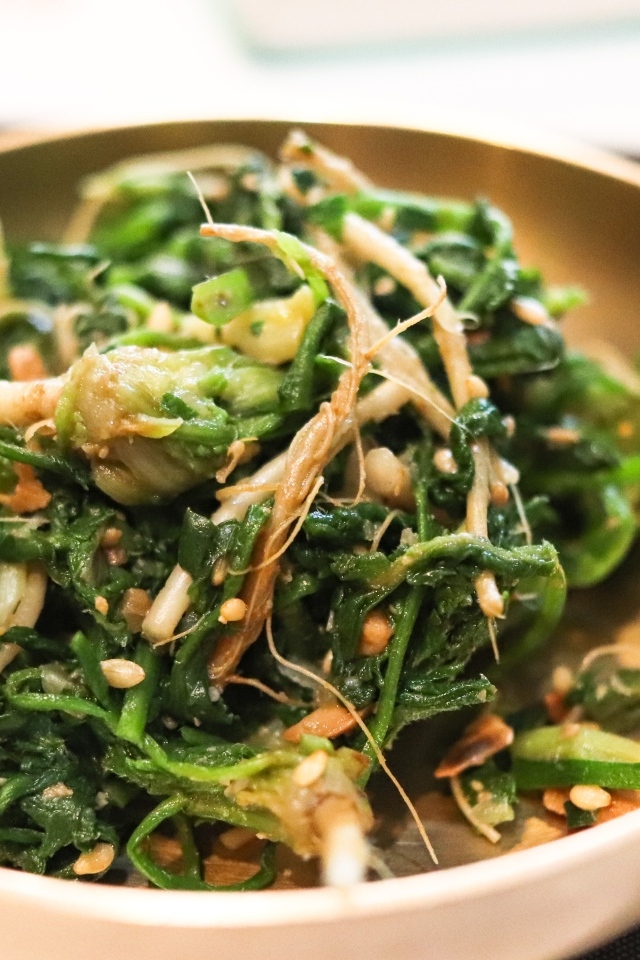 Острый корейский салат в тарелке