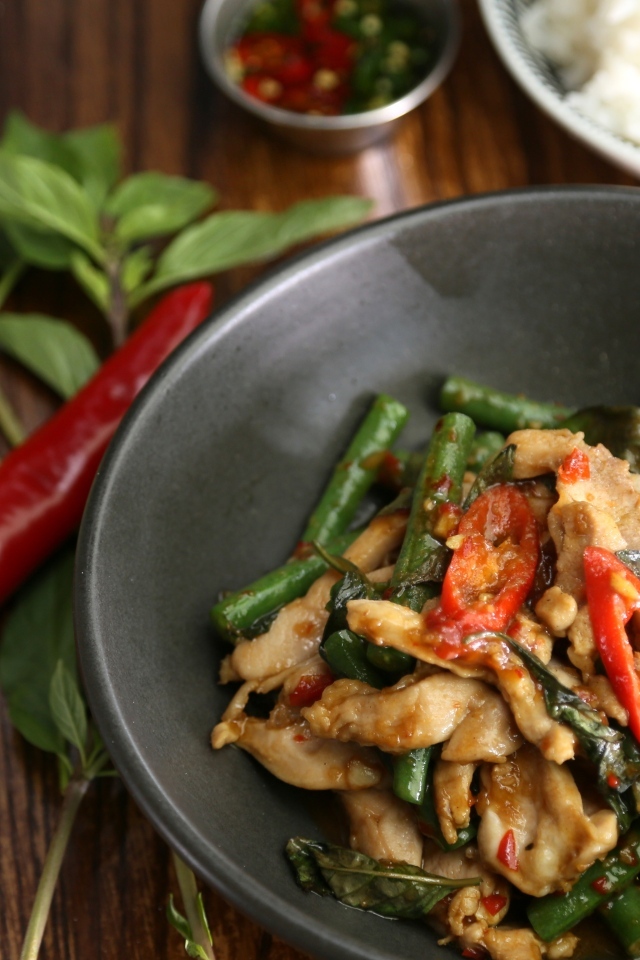 Острое тайское блюдо в тарелке