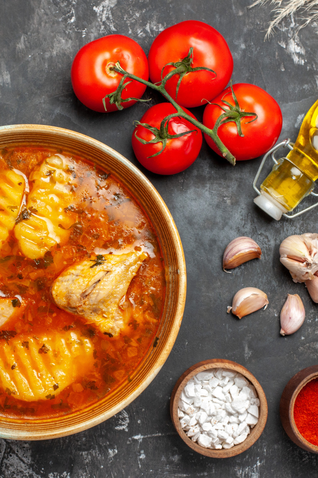 Острый суп с курицей на столе со специями