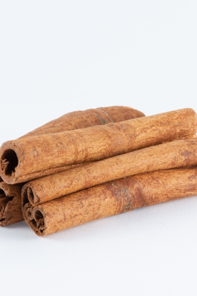 Пряная корица на сером фоне