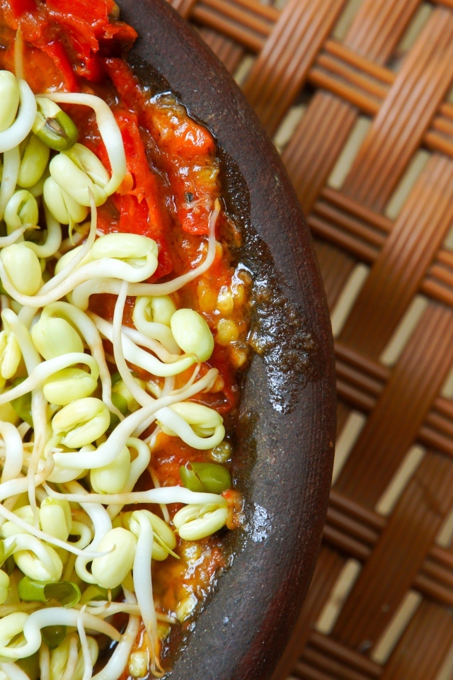 Пророщенные зерна в тарелке с томатами