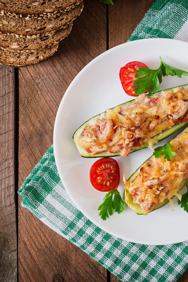 Фаршированные запеченные кабачки на тарелке