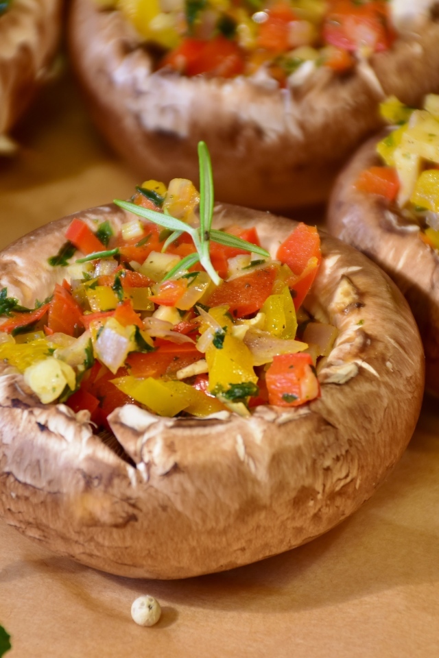 Фаршированные шампиньоны на столе