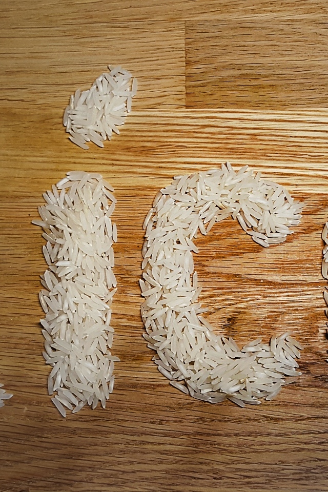 Надпись рис на деревянном столе