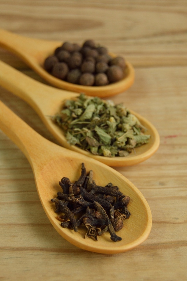 Три деревянные ложки с пряностями