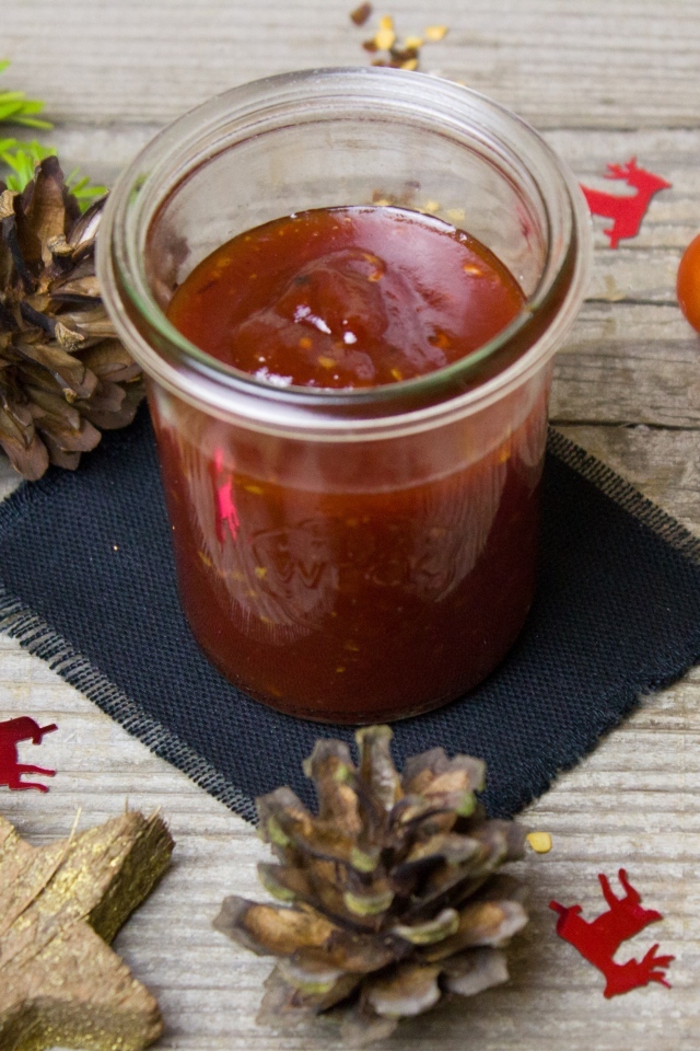 Томатный соус на столе шишками 