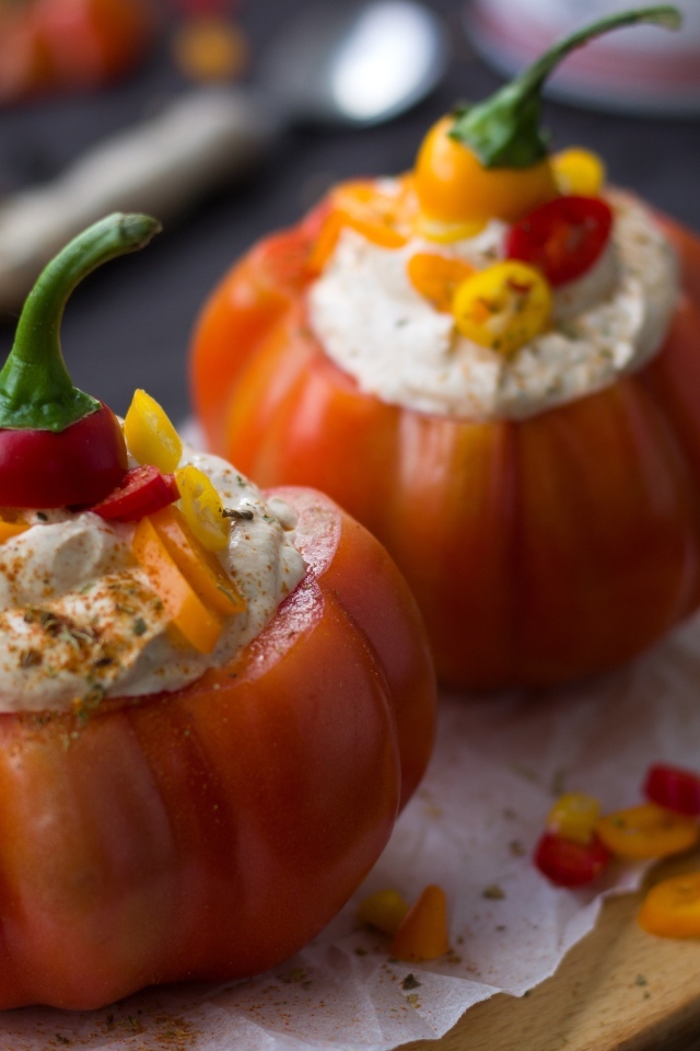 Помидоры начиненные сыром и перцем чили