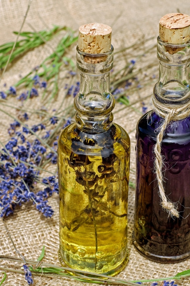 Две бутылки ароматного лавандового масла