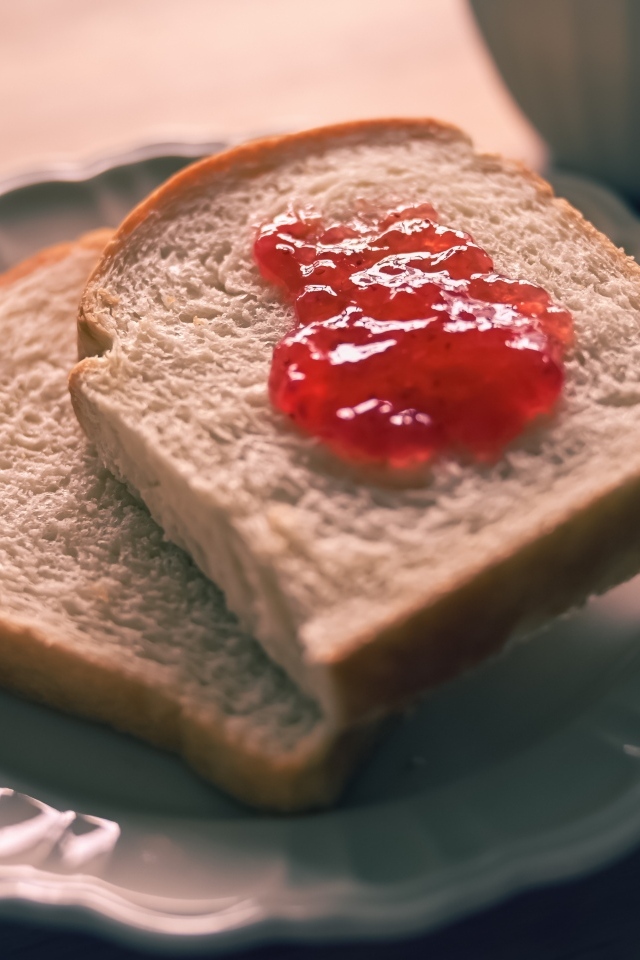 Два куска хлеба с джемом